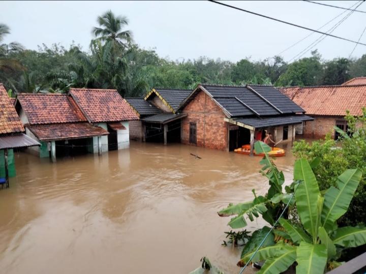 Curah Hujan Tinggi, 13 Rumah Warga di Kelurahan Saterio Banyuasin Terendam Banjir