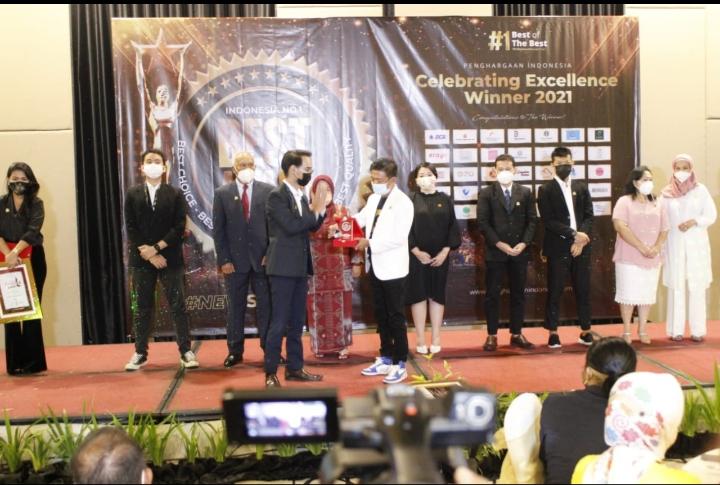 Ketum GENCAR Charma Afrianto Terima Penghargaan National Inspiring Best Award Winner 2021