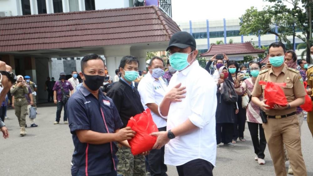 Peduli Wartawan Covid-19, Herman Deru Bagi-Bagi Masker dan Hand Sanitizer