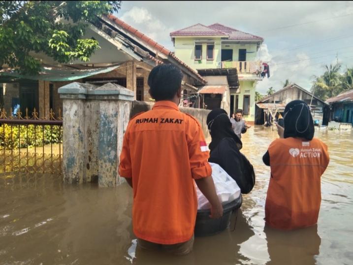 Rumah Zakat Salurkan Nasi Bungkus Untuk Warga Terdampak Banjir Palembang