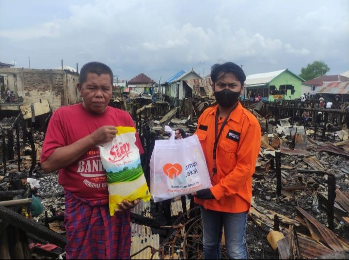 Rumah Zakat Salurkan Paket Bingkisan Lebaran Keluarga bagi Korban Kebakaran Kampung Kerangga Sungsang