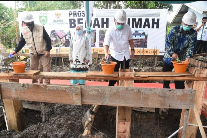 Terima Program Bedah Rumah dari Herman Deru, Guru Ngaji di Sungai Lais Ini Terharu