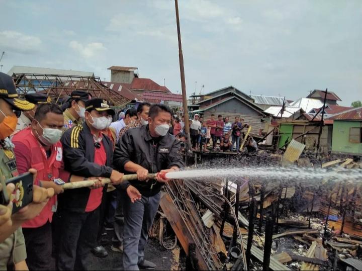 Turun Langsung ke Lokasi, Herman Deru Berikan Bantuan Korban Kebakaran di Desa Sungsang