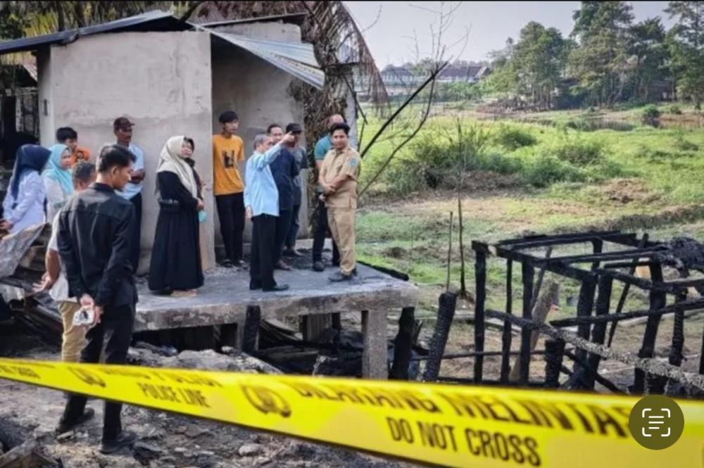 Wakil Bupati OI Tinjau Rumah Korban Kebarakan Di Sakatiga Seberang, Dan Berikan Bantuan